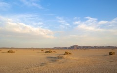 Prázdný Dry lakebed v Mojave
