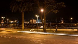 Puerto en la noche