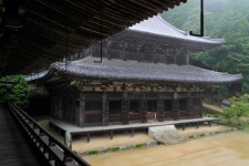 雨の中で歴史的な寺院