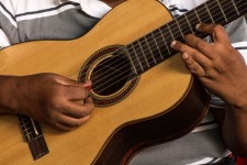 Man met gitaar spelen