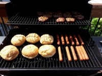Hot dog e hamburger sul barbecue