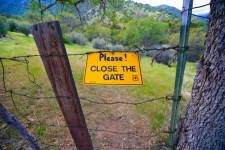Si prega di chiudere il cancello Sign