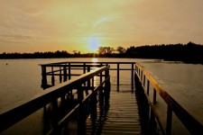 Coucher de soleil sur le quai au lac