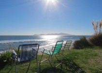 Vista de cadeiras de praia