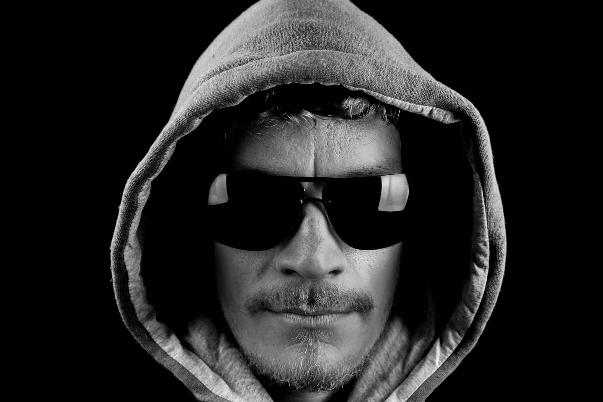 https://www.publicdomainpictures.net/pictures/100000/velka/man-with-hoodie-and-sunglasses.jpg