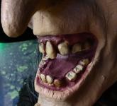 Close up dos dentes Bruxa