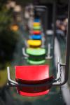 Assentos teleférico coloridos