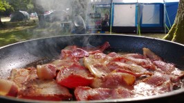 Gătit bacon în timp ce camping