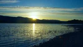 Tmavě západ slunce nad jezerem