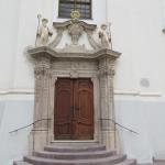 La entrada a la iglesia.
