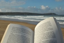 Czytanie książki na plaży