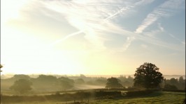朝の霧の田舎
