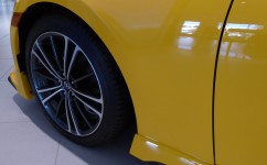 New Yellow pneu de carro e Rim