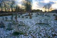 雪の中の古い墓地