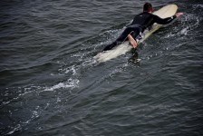 Ein bloßer Fuß Surfer