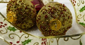 Ornamente und Weihnachtsband