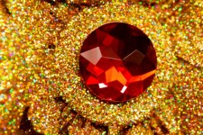 červený krystal ve zlaté dekorace