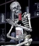 Skelett kramar flaska vin