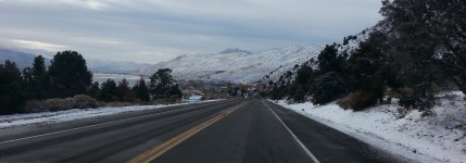 白雪皑皑的公路