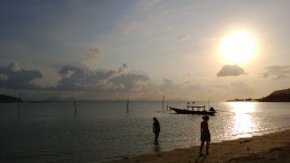 Zachód słońca na plaży sylwetka Tajlandi