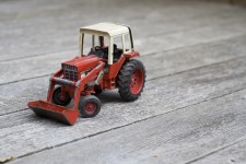 Speelgoed tractor op dek