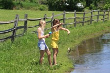 两个女孩钓鱼