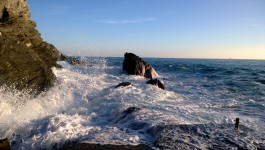Wellen gegen Felsen