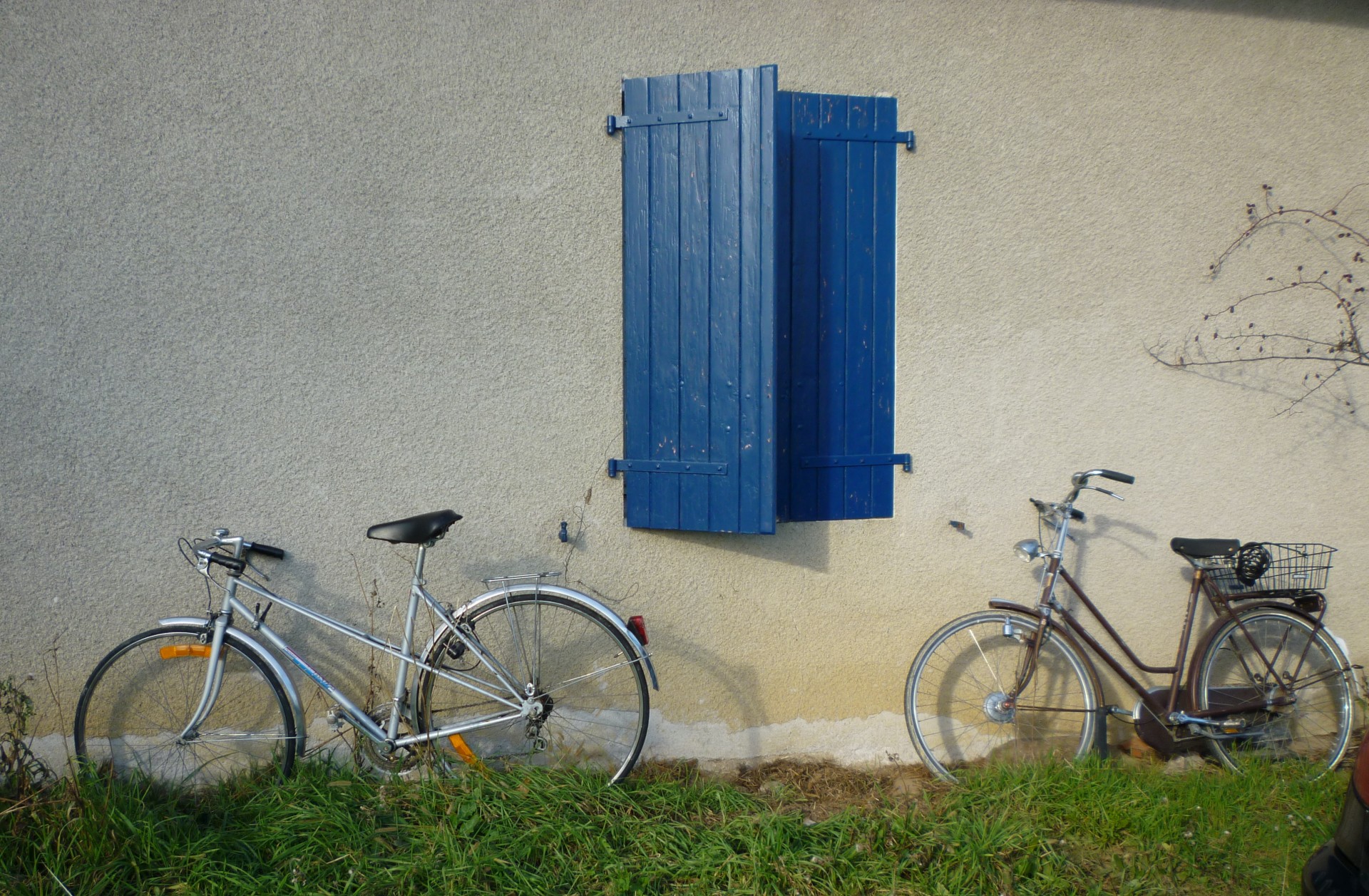 Biciclete împotriva unui perete