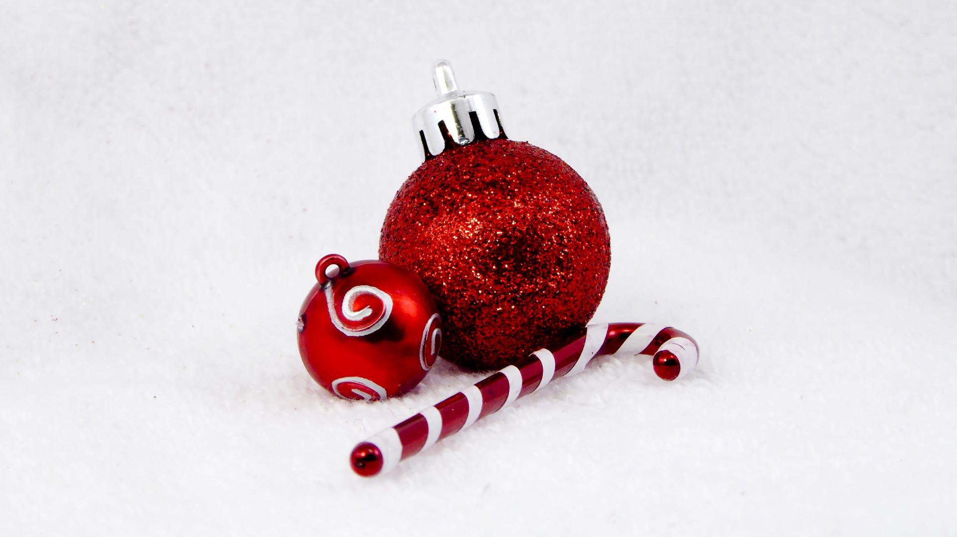 Candy Cane și ornamente roșii