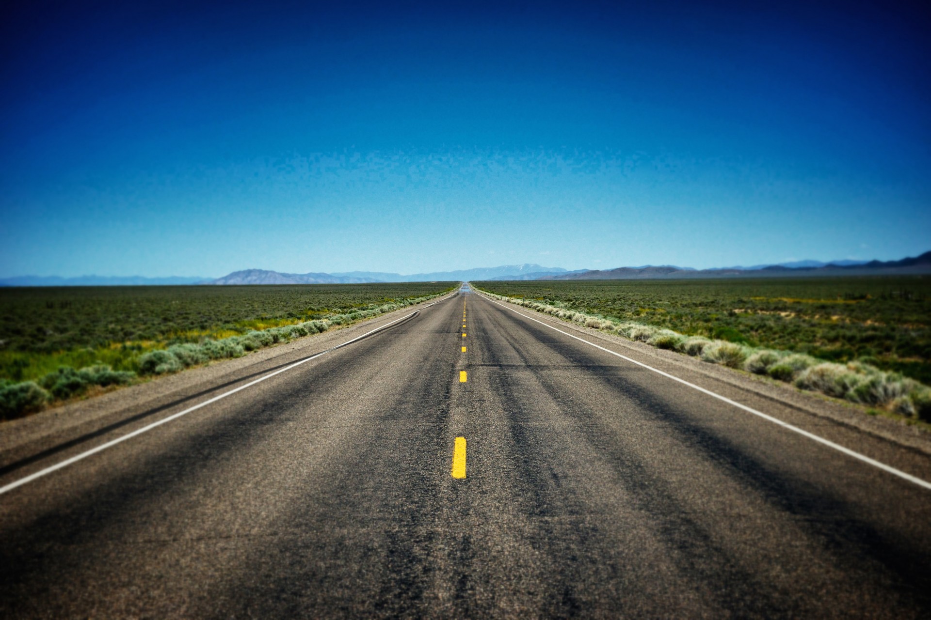 Пустая дорога в американском Западе