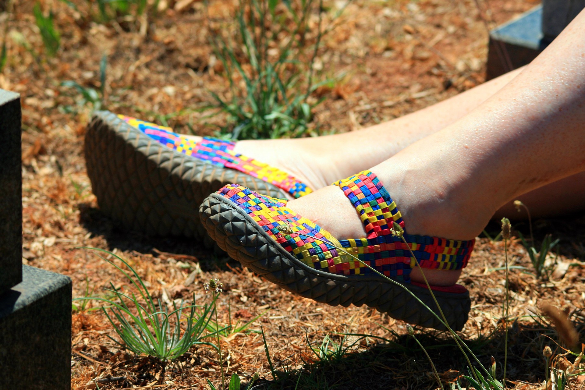 Picioare cu sandale viu colorate