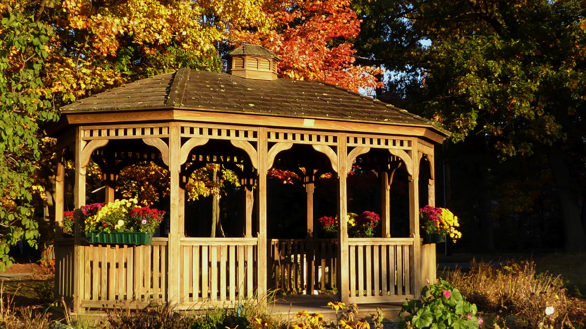 Pavillon im Herbstlaub