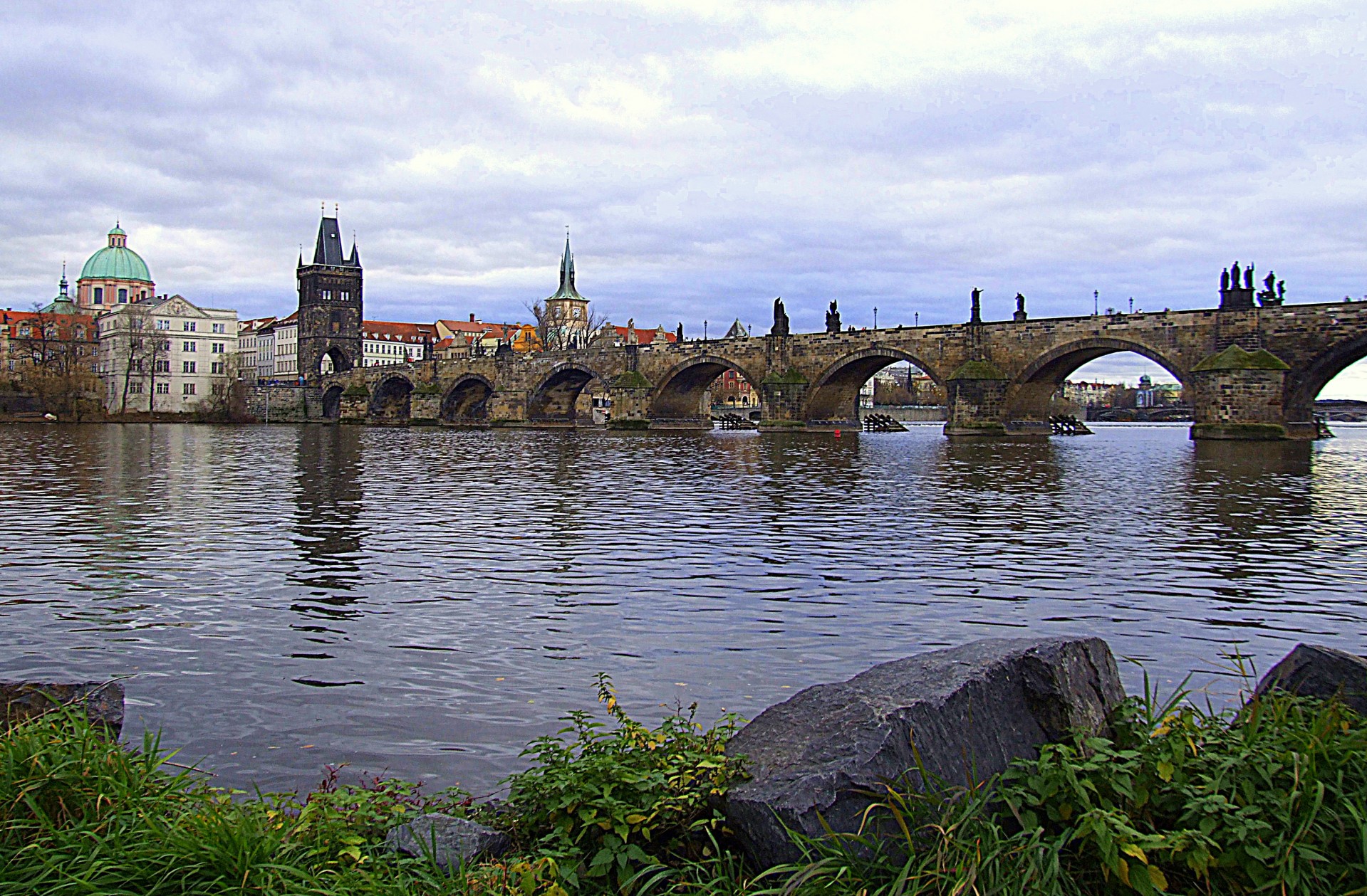 Podul Carol din râu