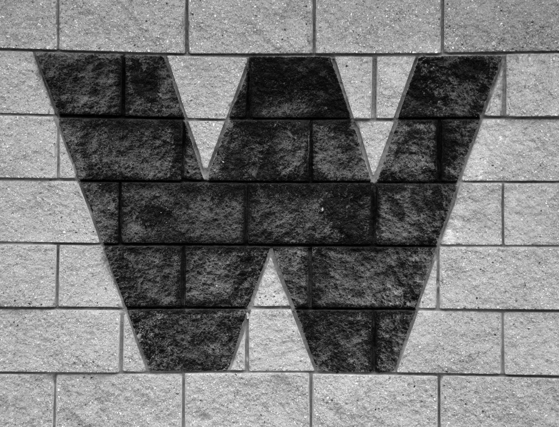 Scrisoare W pe peretele de cărămidă