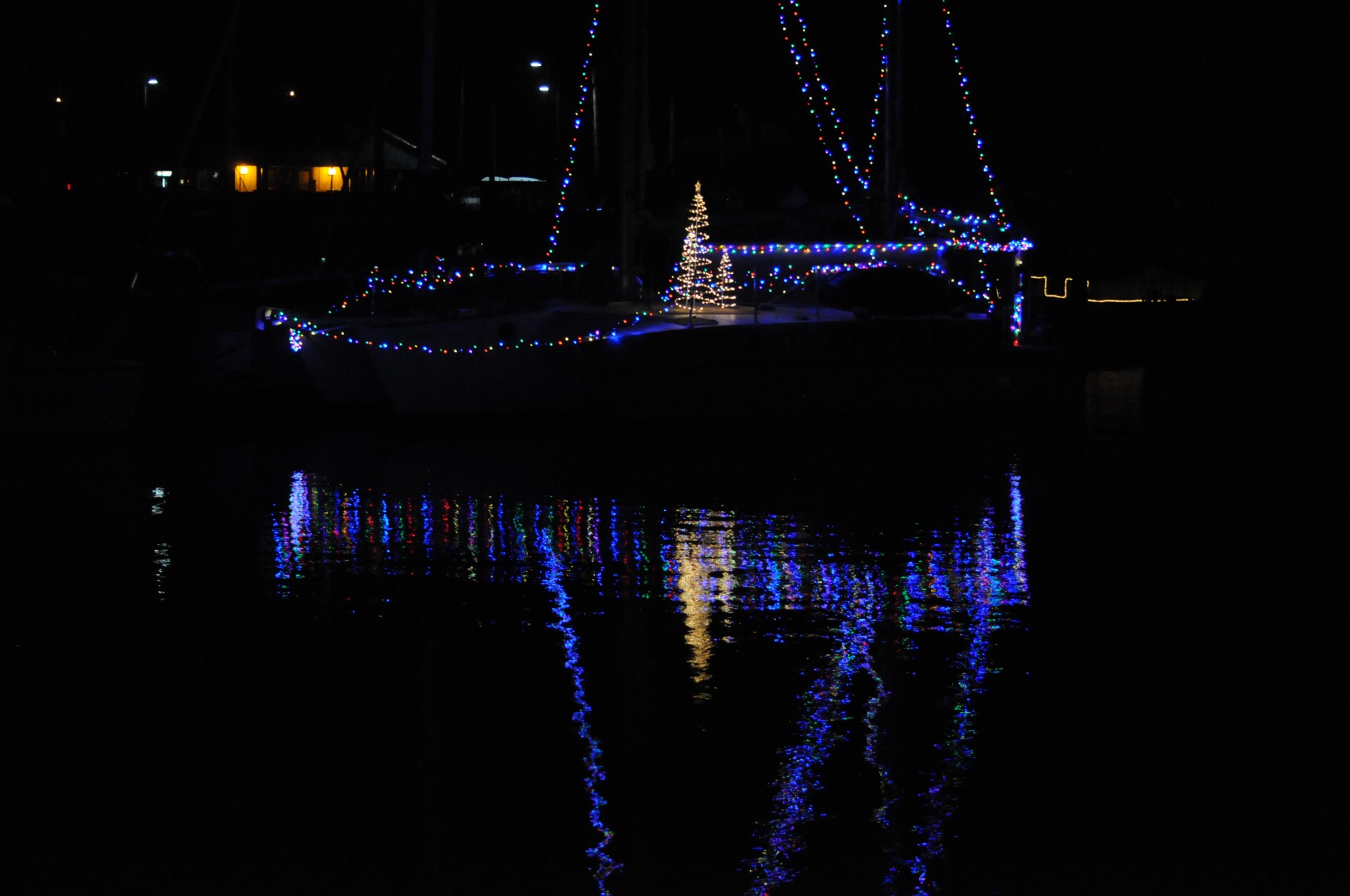 Osvětlené Boat odráží ve vodě