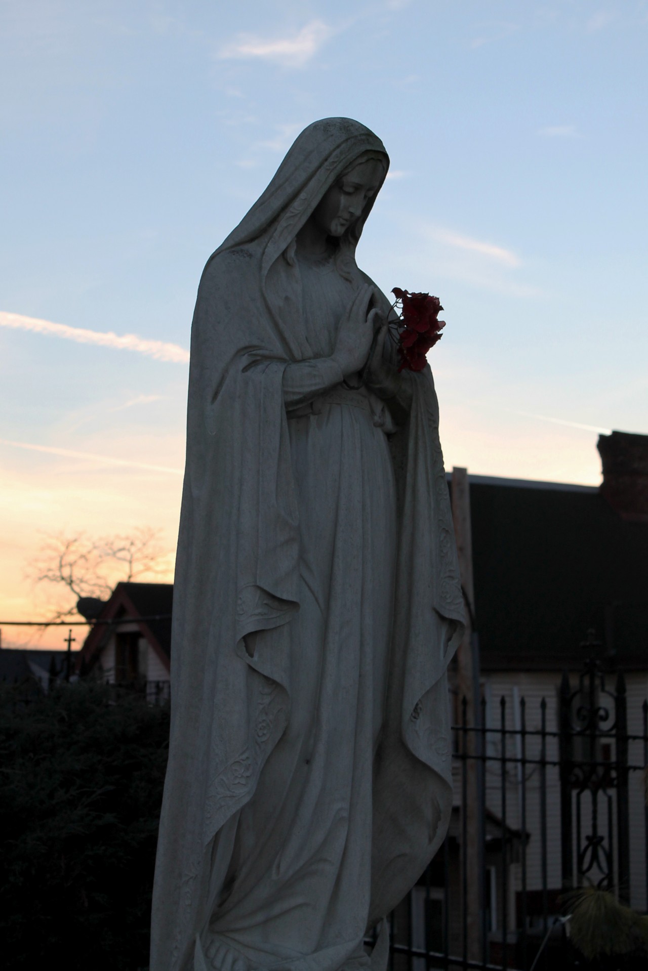 Mary Praying Statuia - 01