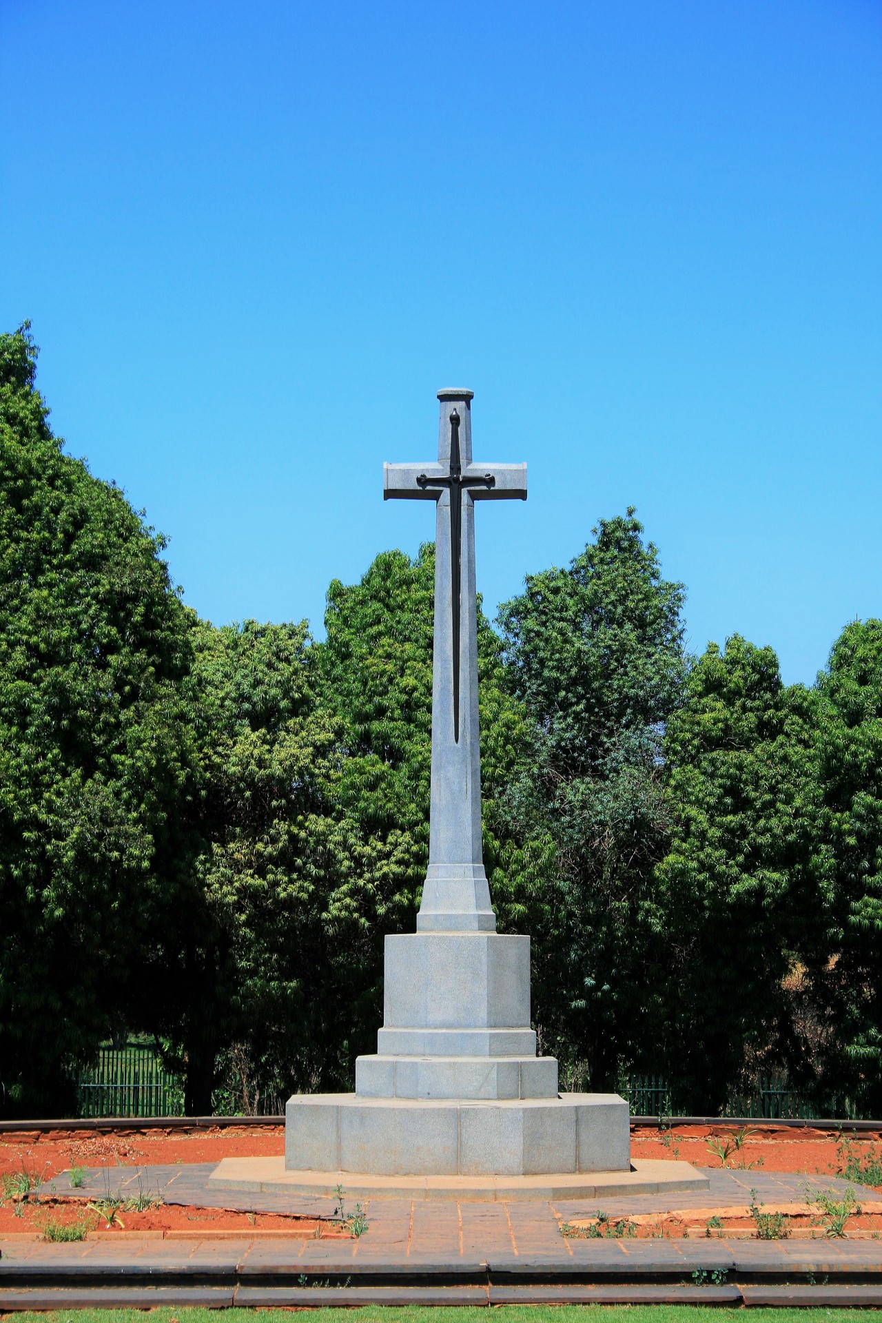 Memorialul de la cimitirul militar