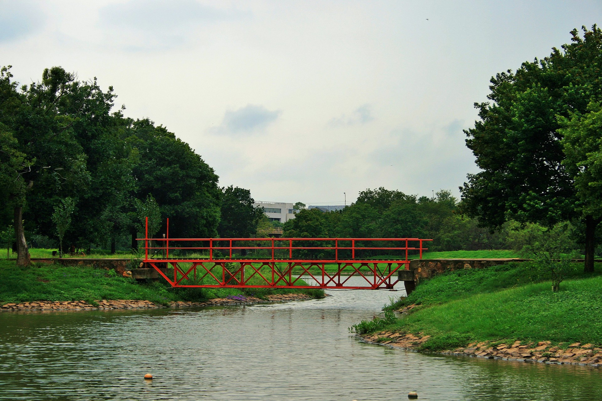 Pod tren model pe apă