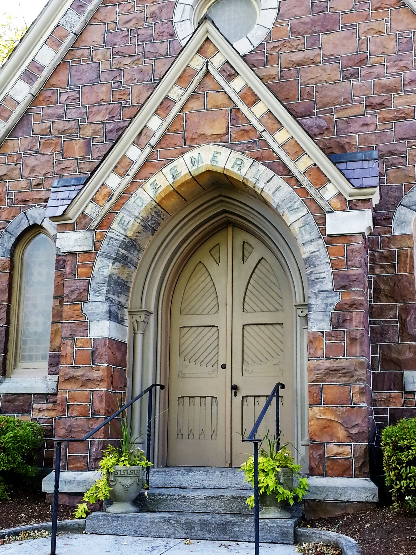Biserica veche ușa din față