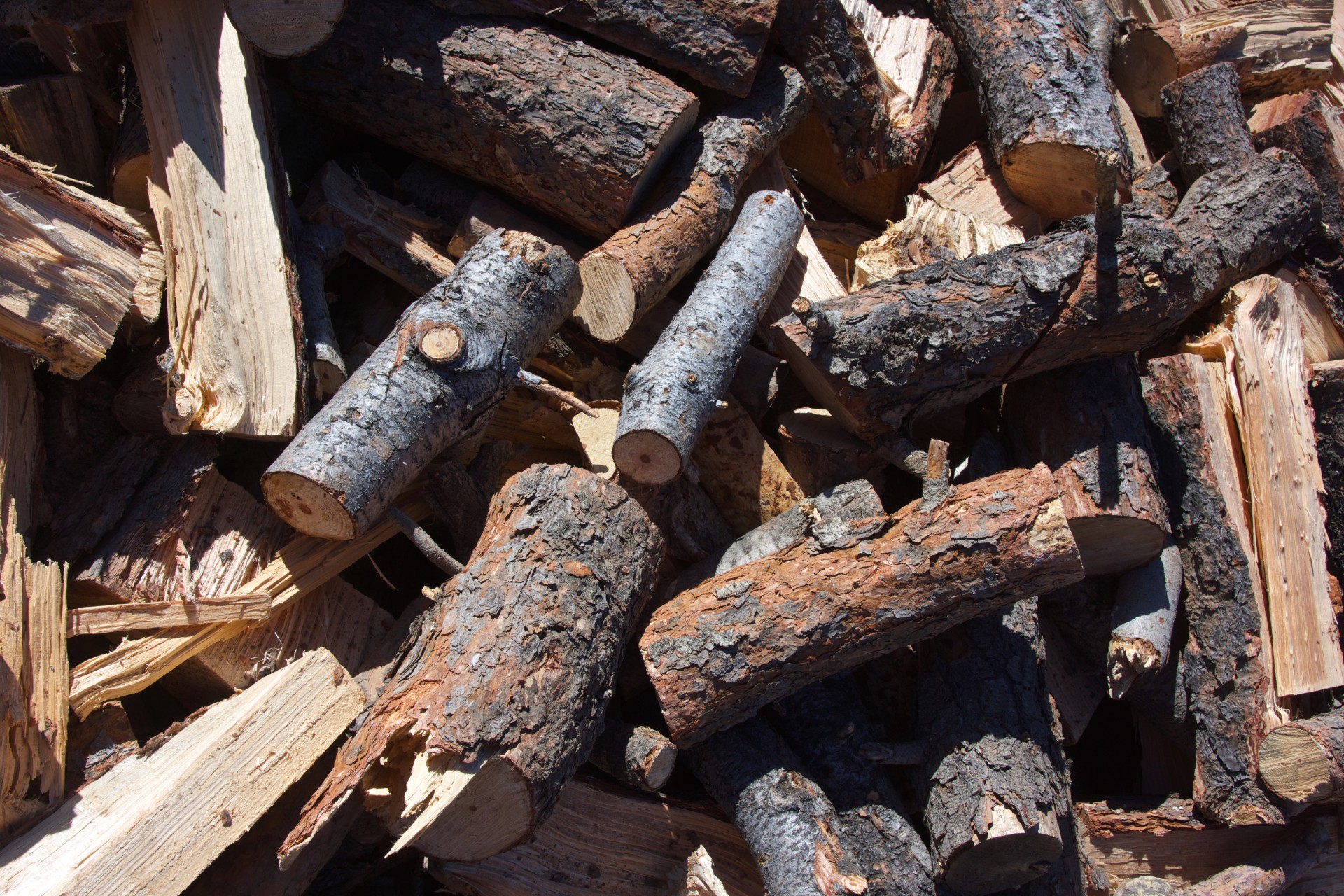 Pile de lemn de foc