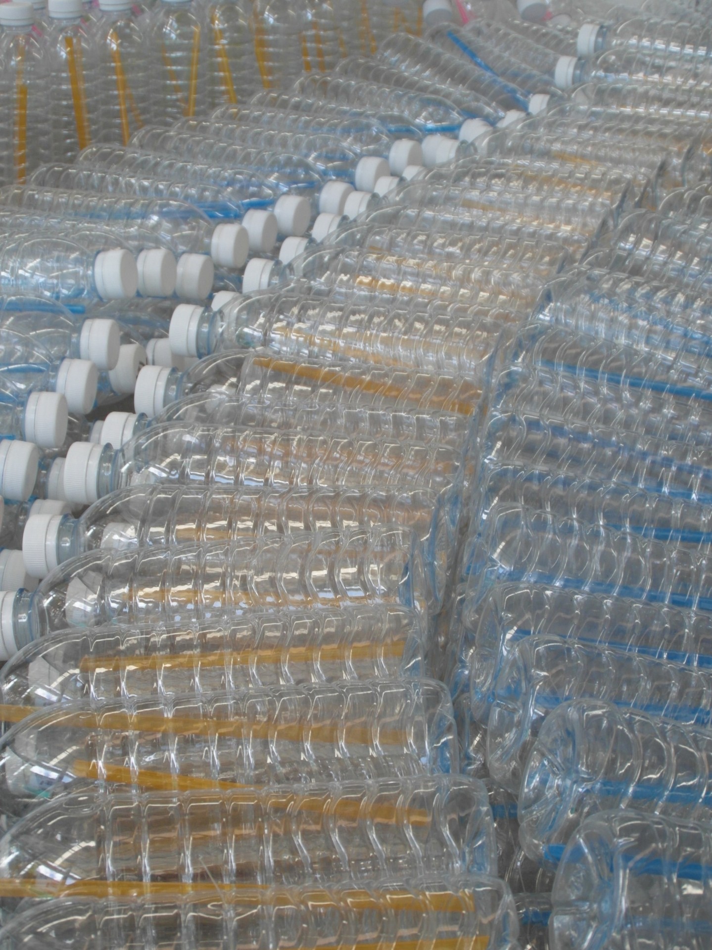 Sticle de apă din plastic