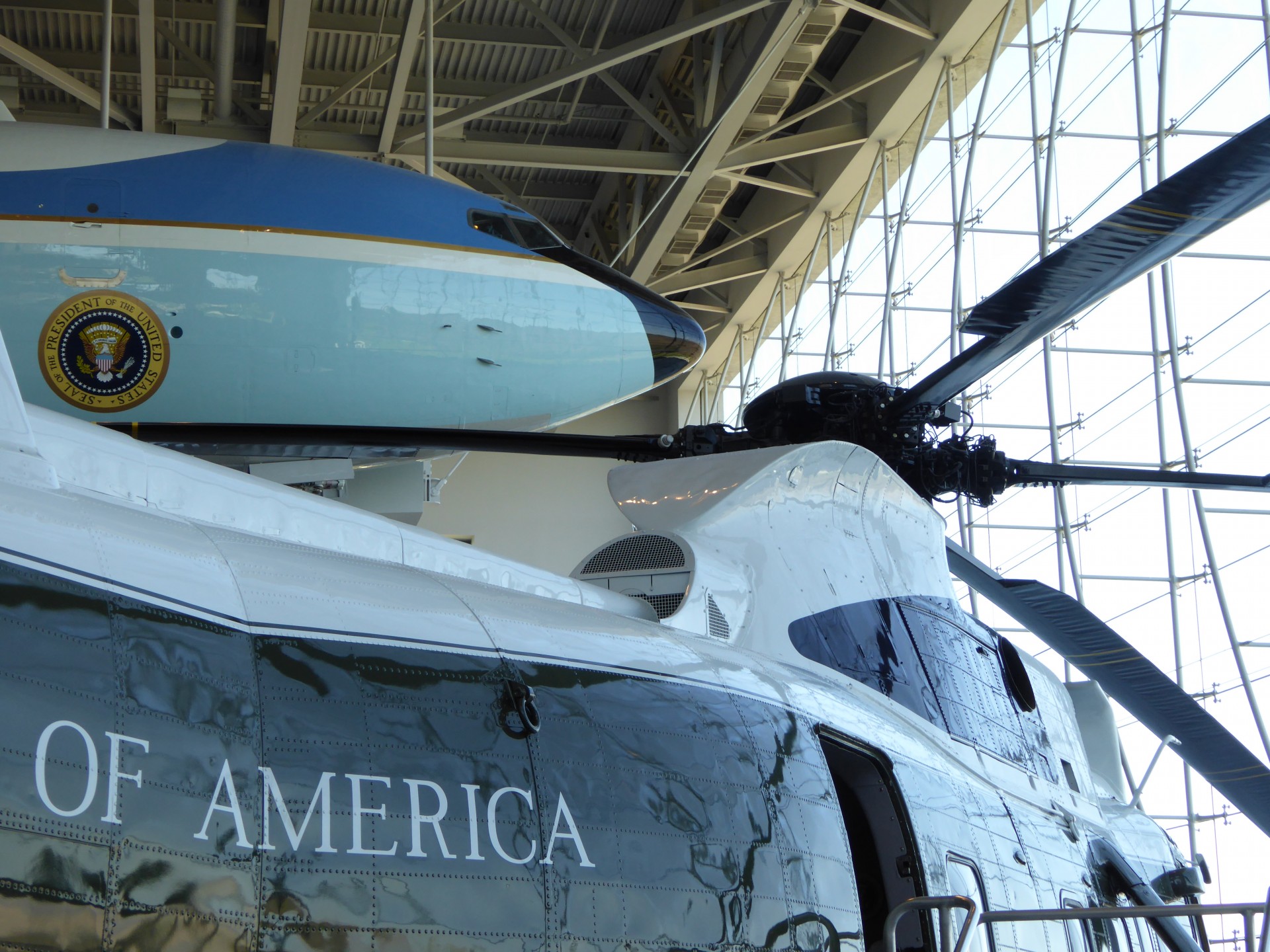 Hélicoptère présidentiel et Avion