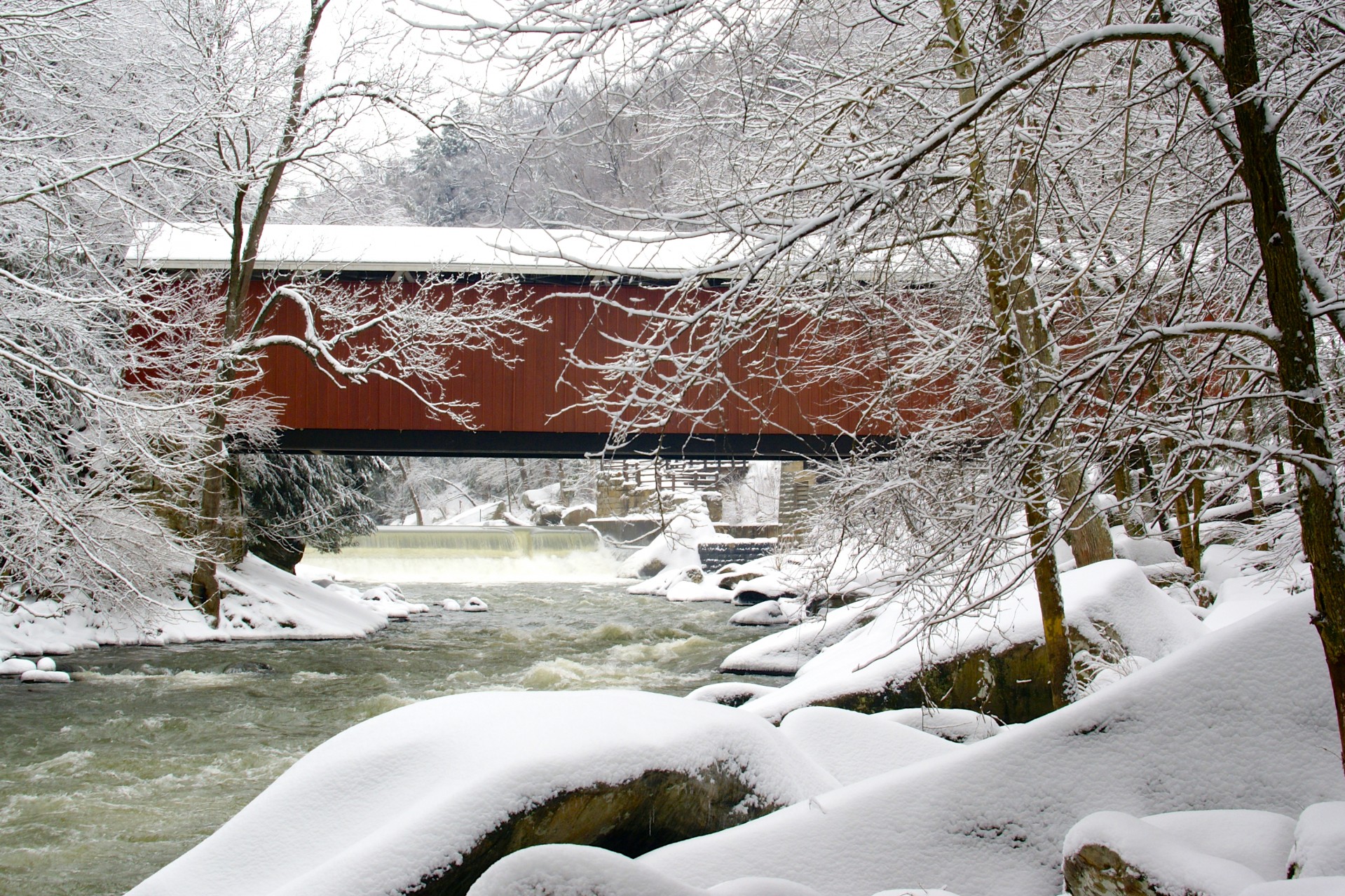 Red Covered Bridge în zăpadă