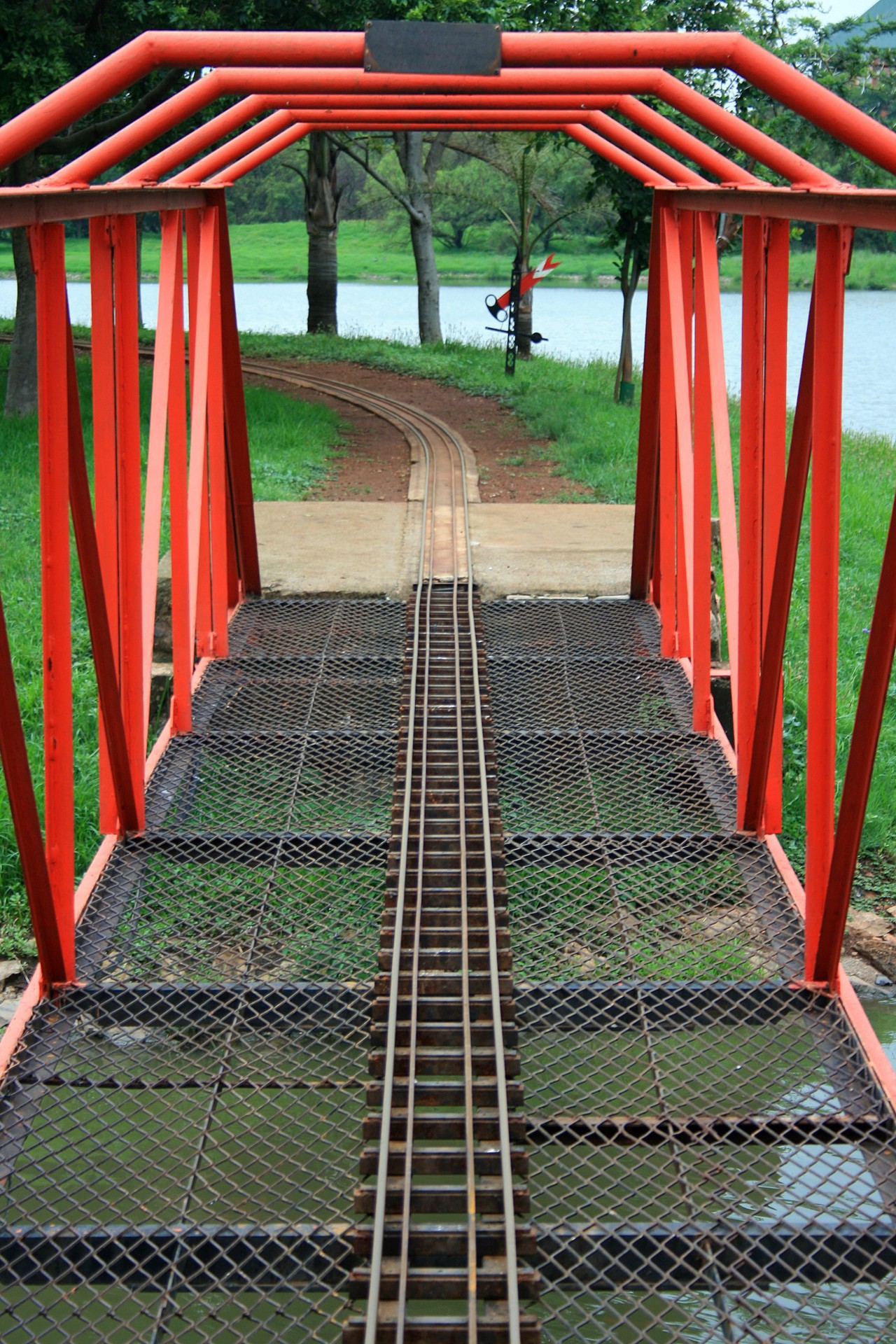 Modelul roșu pod de cale ferată