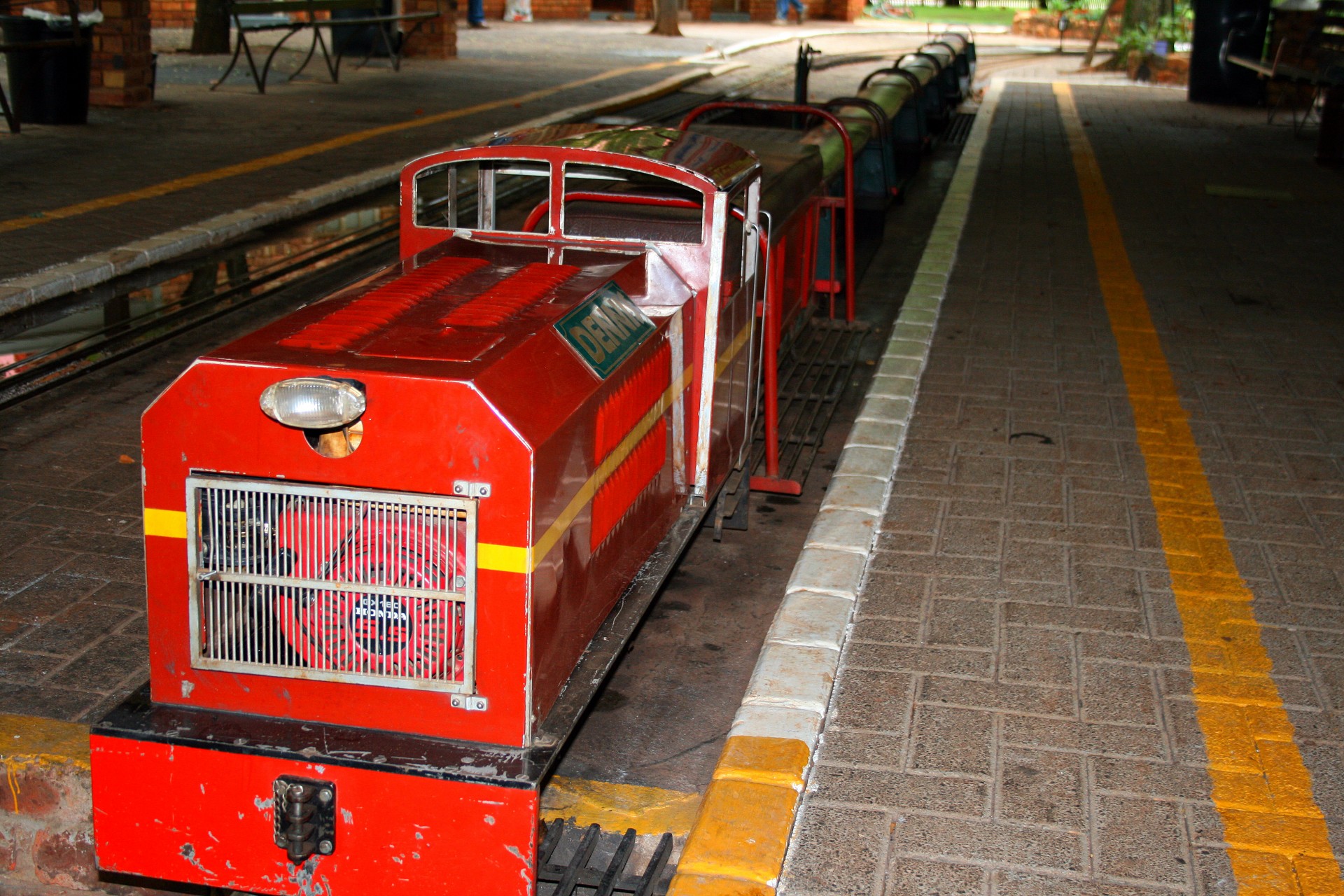 Motor tren model de culoare roșie