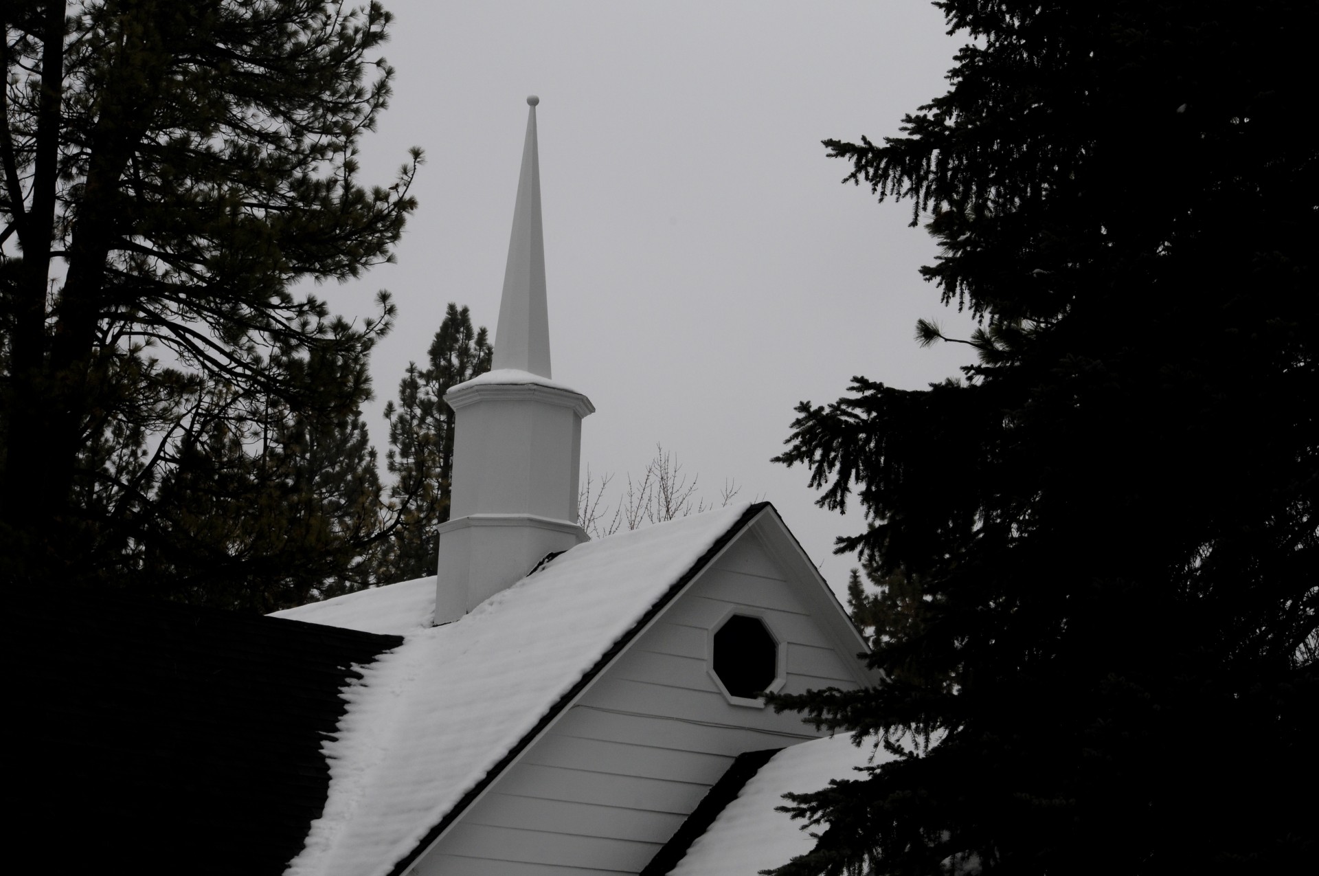 Snowy Biserica Steeple