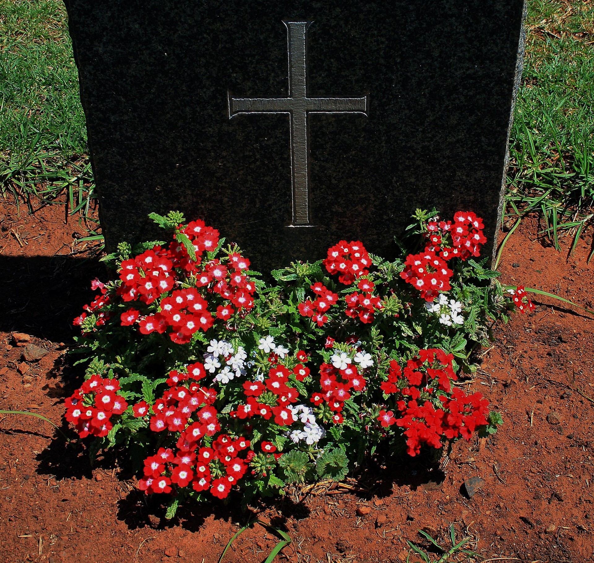 Mormânt soldat cu flori