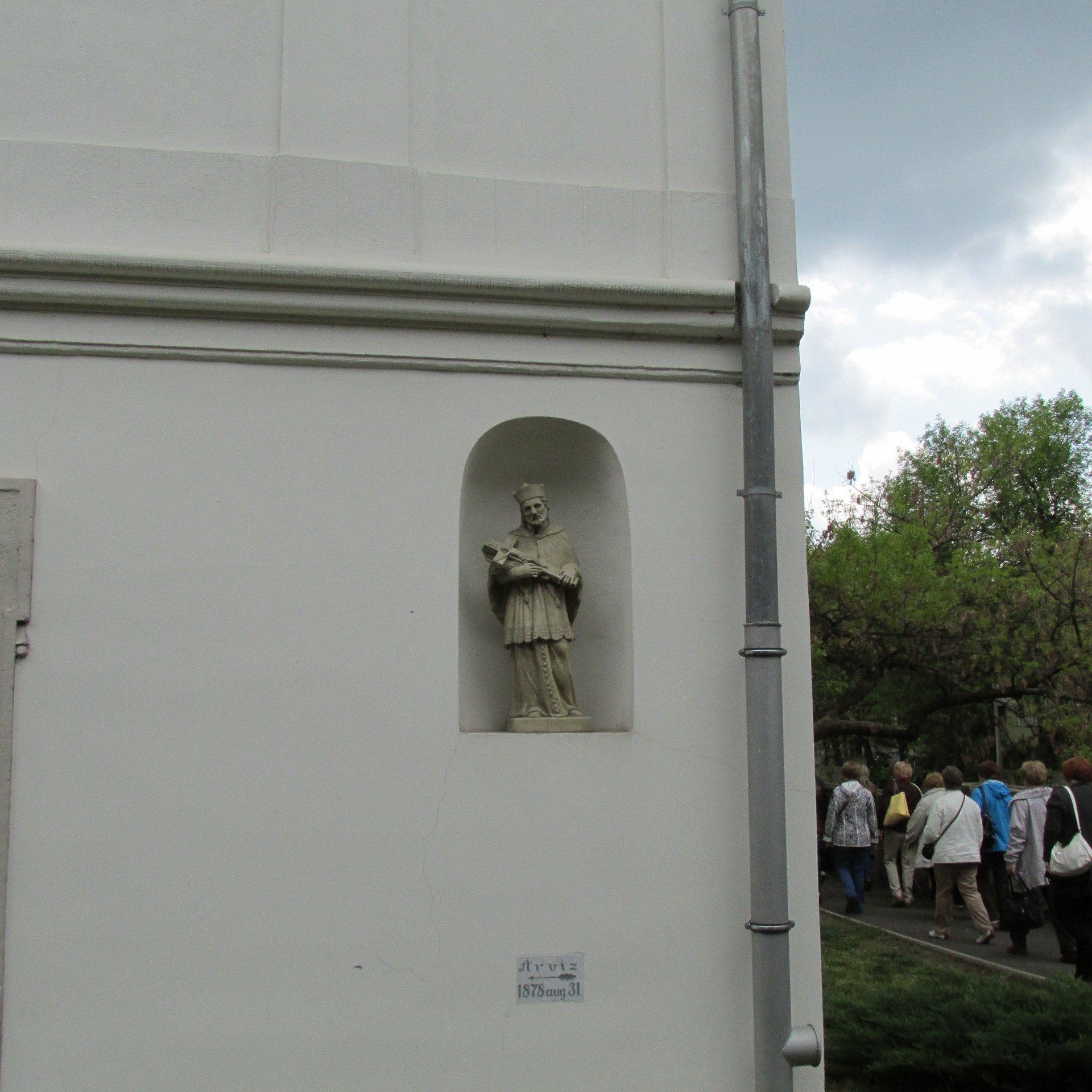 Statuia de un preot în perete