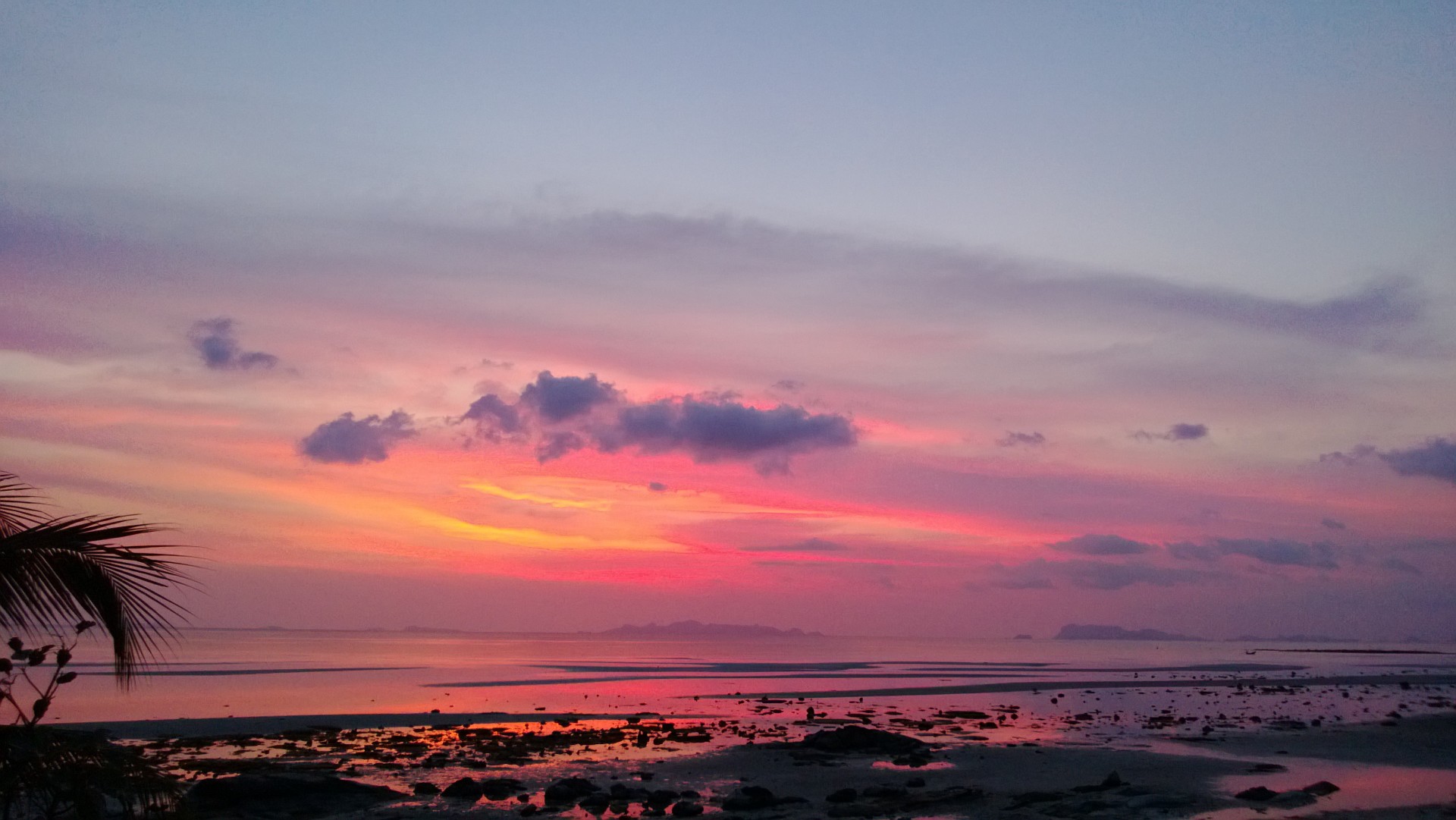 En vacker solnedgång från en strand på Koh Samui