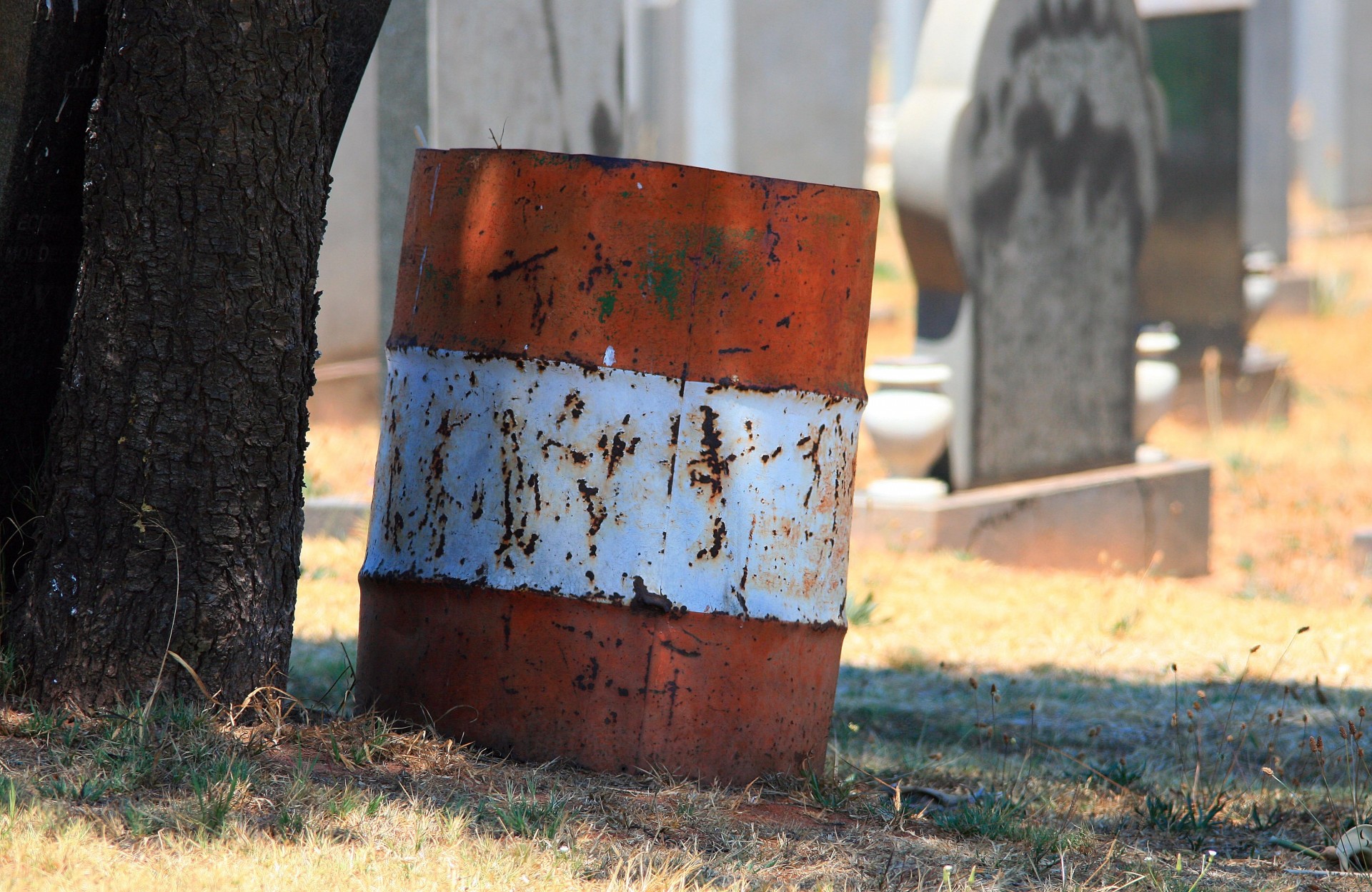 Coș de gunoi poate, în cimitir